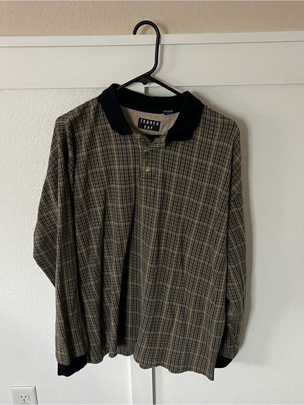 Vintage Trader Bay Men's Large Collared Long Sleeve Shirt.